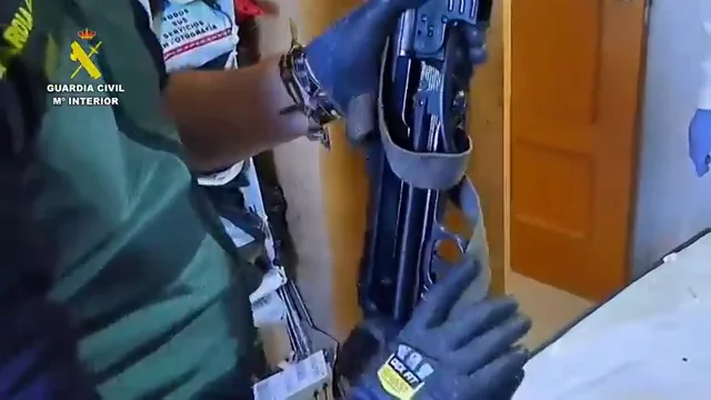 Entrada de la Guardia Civil en el taller clandestino de Villajoyosa, Alicante Entrada de la Guardia Civil en el taller clandestino de Villajoyosa, Alicante