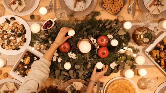 Mesa llena de comida en Navidad Mesa llena de comida en Navidad