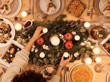 Mesa llena de comida en Navidad