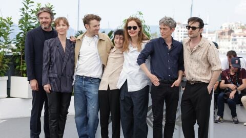 Samuel Theis, Sandra Hüller, Antoine Reinartz, Milo Machado Graner, Director Justine Triet, Swann Arlaud y Arthur Harari en Cannes presentando Anatomía de una Caída