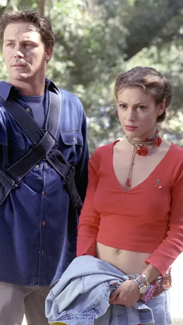 Brian Krause y Alyssa Milano como Leo y Phoebe en el episodio Black as Cole de Embrujadas en el 2001 Brian Krause y Alyssa Milano como Leo y Phoebe en el episodio Black as Cole de Embrujadas en el 2001