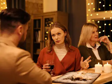 Una mujer en Navidad mantiene una conversación Una mujer en Navidad mantiene una conversación