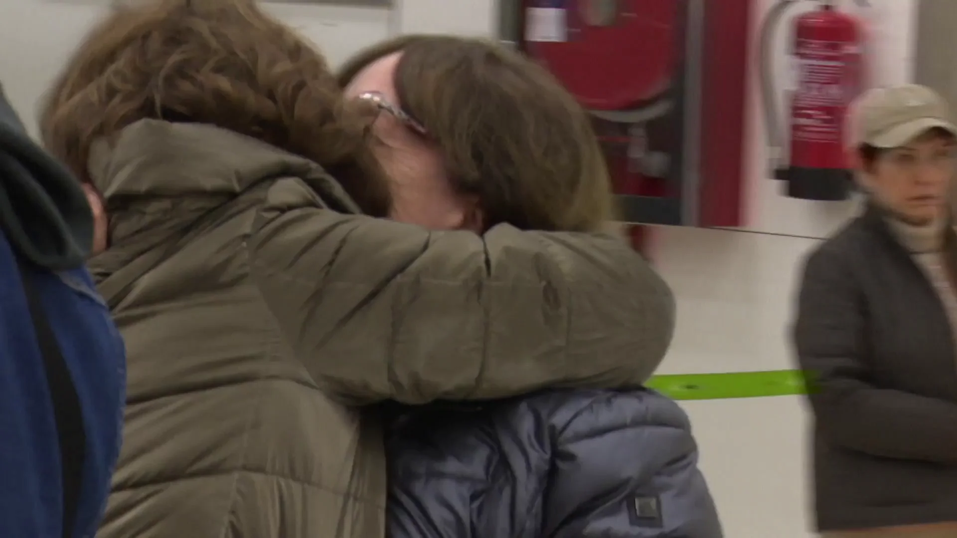 Abrazo entre hermanas