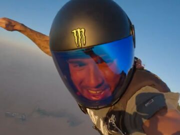 Lewis Hamilton tirándose en paracaídas