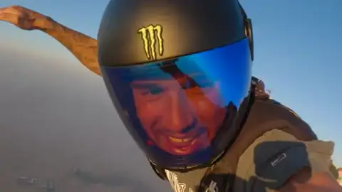 Lewis Hamilton tirándose en paracaídas Lewis Hamilton tirándose en paracaídas