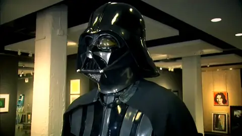 Apuñala a un hombre y le roba 80.000 euros ocultándose bajo una careta de Darth Vader: "Pudo ser mucho peor" Apuñala a un hombre y le roba 80.000 euros ocultándose bajo una careta de Darth Vader: "Pudo ser mucho peor"