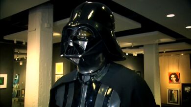 Apuñala a un hombre y le roba 80.000 euros ocultándose bajo una careta de Darth Vader: 