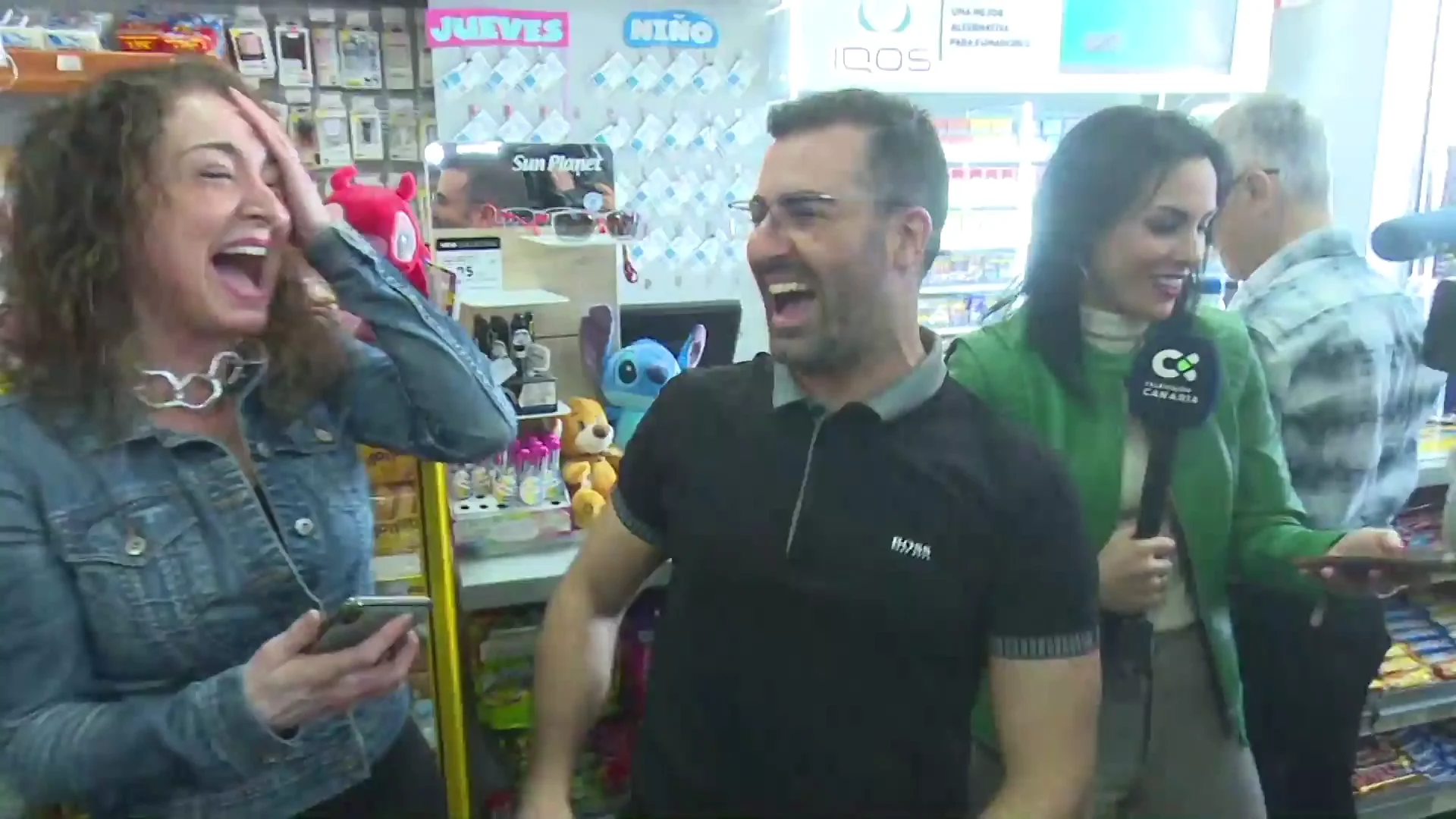 Así se enteran de que ha tocado el Gordo en la gasolinera de Tenerife Así se enteran de que ha tocado el Gordo en la gasolinera de Tenerife