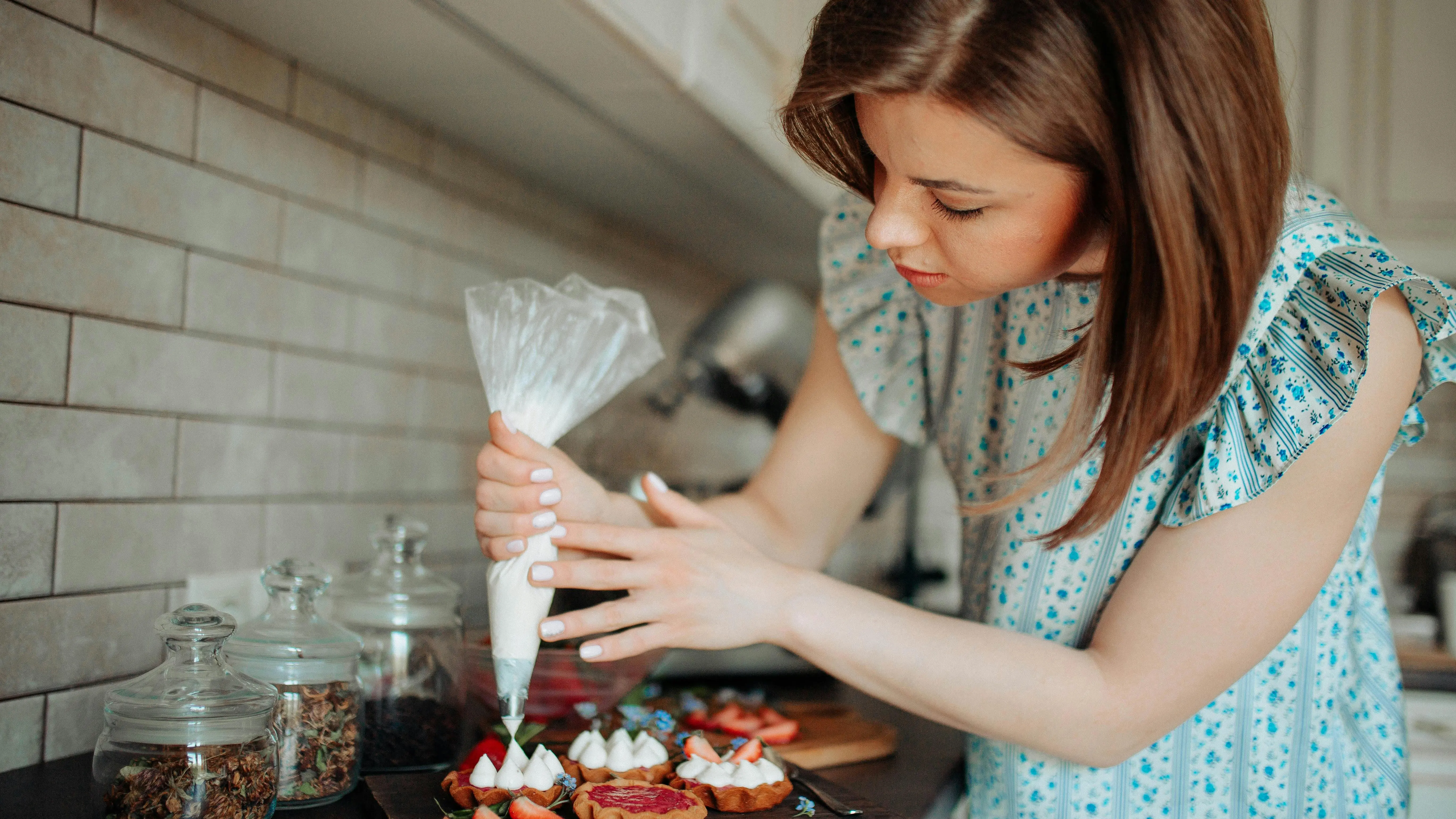 Una mujer prepara dulces en la cocina Una mujer prepara dulces en la cocina