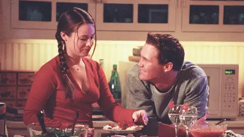 Holly Marie Combs y Brian Krause como Piper y Leo en el episodio Muse to My Ears de Embrujadas en el 2001 Holly Marie Combs y Brian Krause como Piper y Leo en el episodio Muse to My Ears de Embrujadas en el 2001