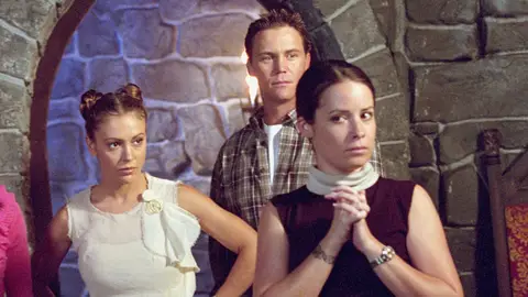 Alyssa Milano, Brian Krause, Holly Marie como Phoebe, Leo y Piper en el episodio A Knight to Remember en Embrujadas en el 2001