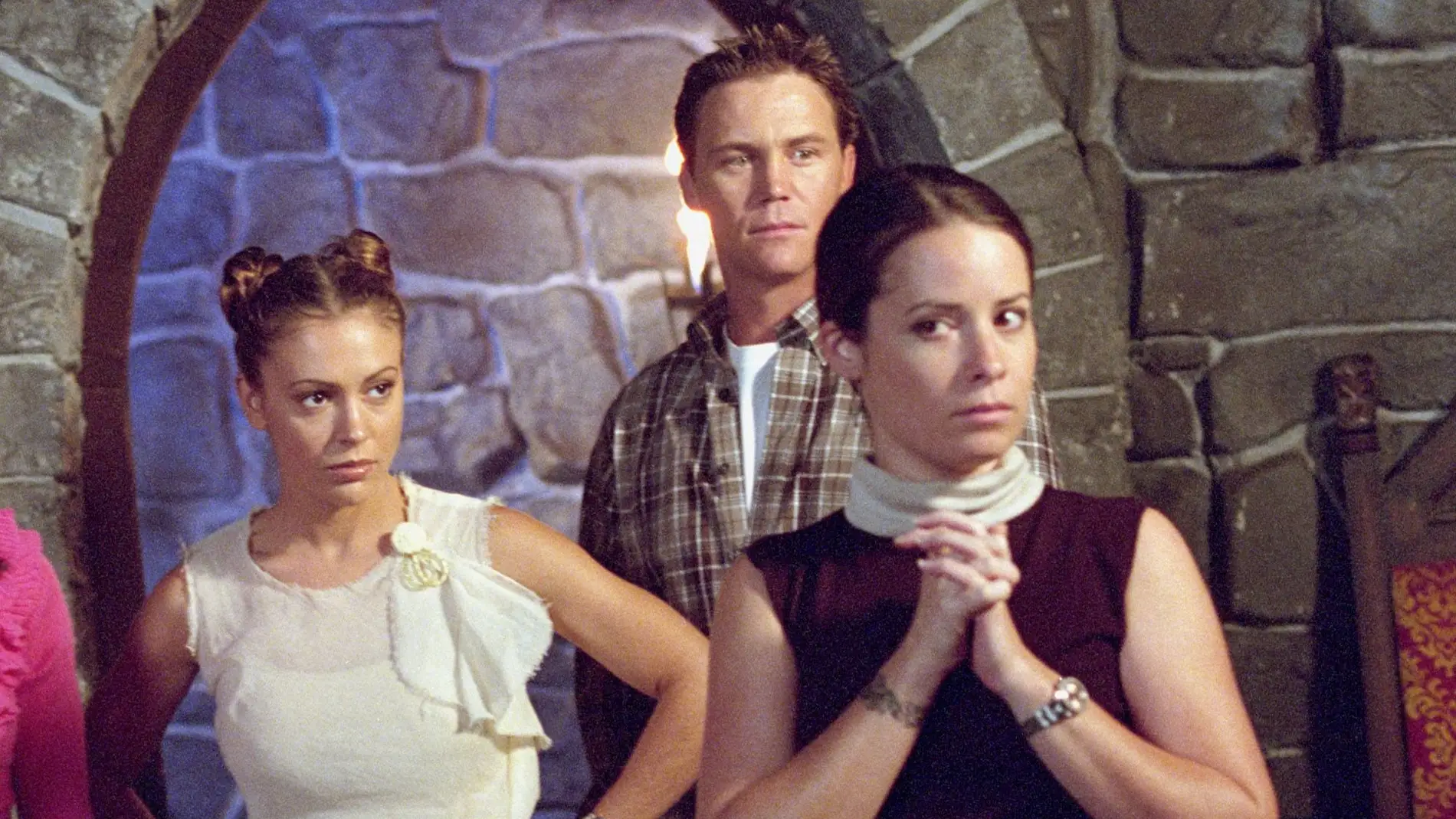Alyssa Milano, Brian Krause, Holly Marie como Phoebe, Leo y Piper en el episodio A Knight to Remember en Embrujadas en el 2001