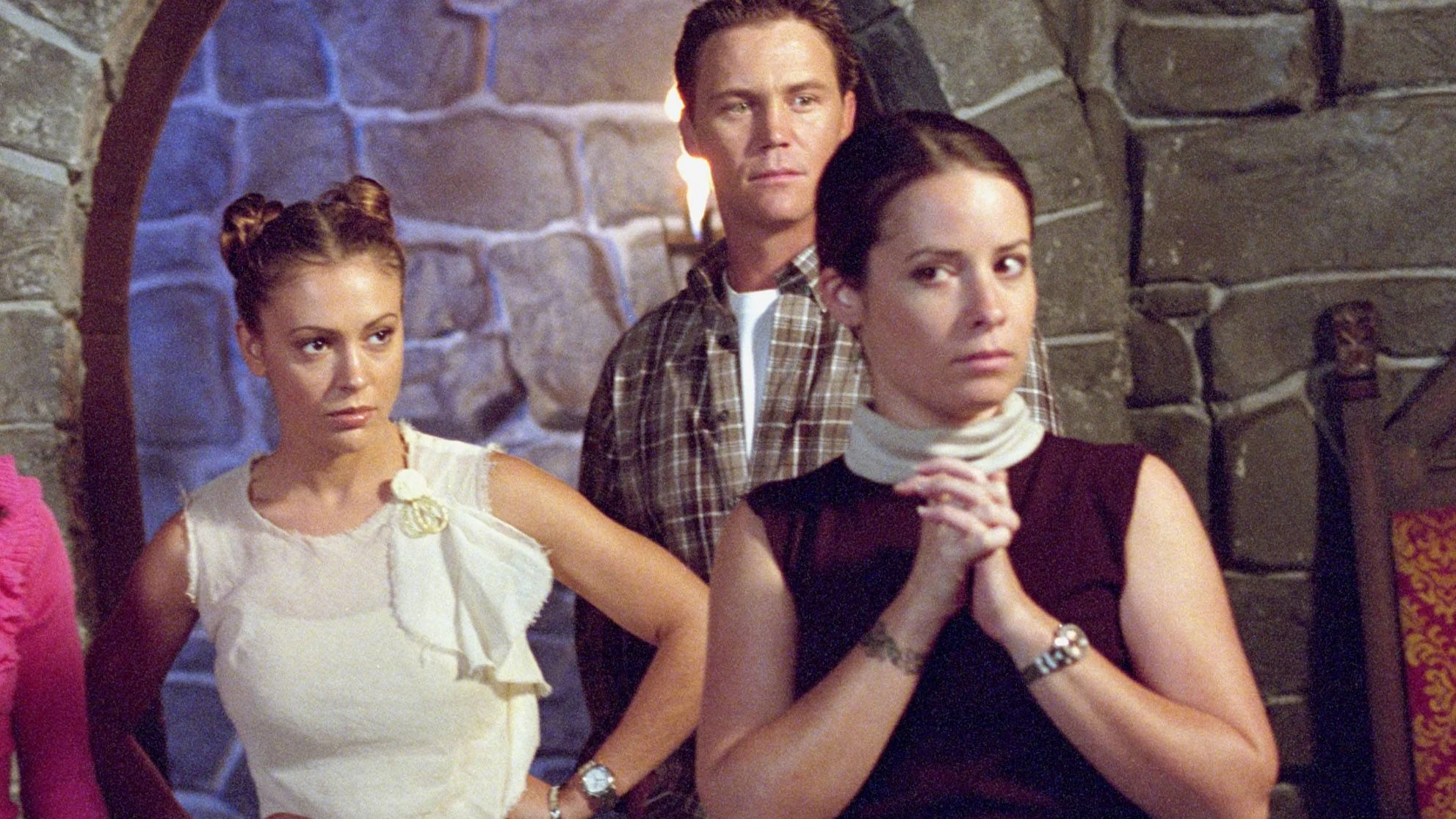 Alyssa Milano, Brian Krause, Holly Marie como Phoebe, Leo y Piper en el episodio A Knight to Remember en Embrujadas en el 2001