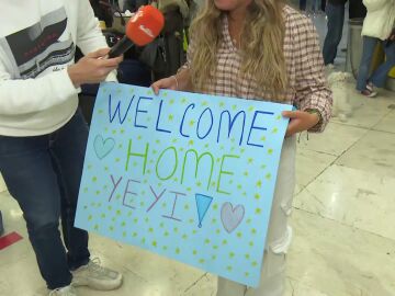 Llega la Navidad y con ella los reencuentros más emotivos en los aeropuertos: "No veía a mi hija desde julio"