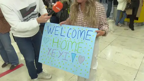 Llega la Navidad y con ella los reencuentros más emotivos en los aeropuertos: "No veía a mi hija desde julio" Llega la Navidad y con ella los reencuentros más emotivos en los aeropuertos: "No veía a mi hija desde julio"