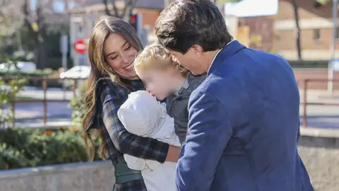 El hijo de María Pombo dando un beso a su hermana Vega El hijo de María Pombo dando un beso a su hermana Vega