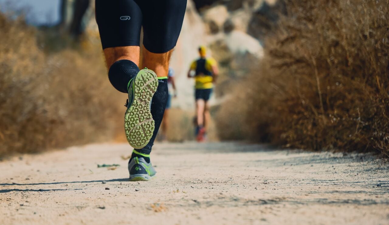 Hombre practicando trail running
