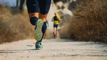 Hombre practicando trail running Hombre practicando trail running
