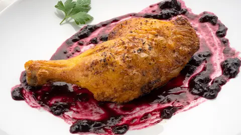 Muslo de pollo asado con salsa de arándanos, de Arguiñano: "La clave es la sencillez" Muslo de pollo asado con salsa de arándanos, de Arguiñano: "La clave es la sencillez"