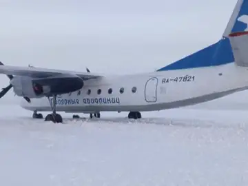 Avión aterriza en río congelado Avión aterriza en río congelado