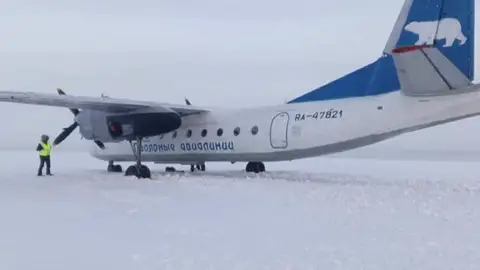Avión aterriza en río congelado Avión aterriza en río congelado