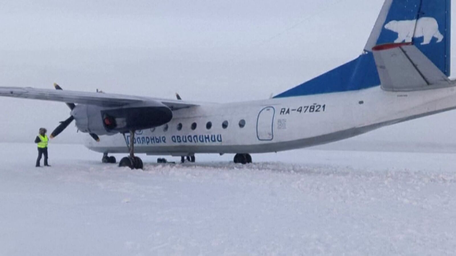 VÍDEO: Un avión ruso aterriza en un río congelado al confundirlo con una pista