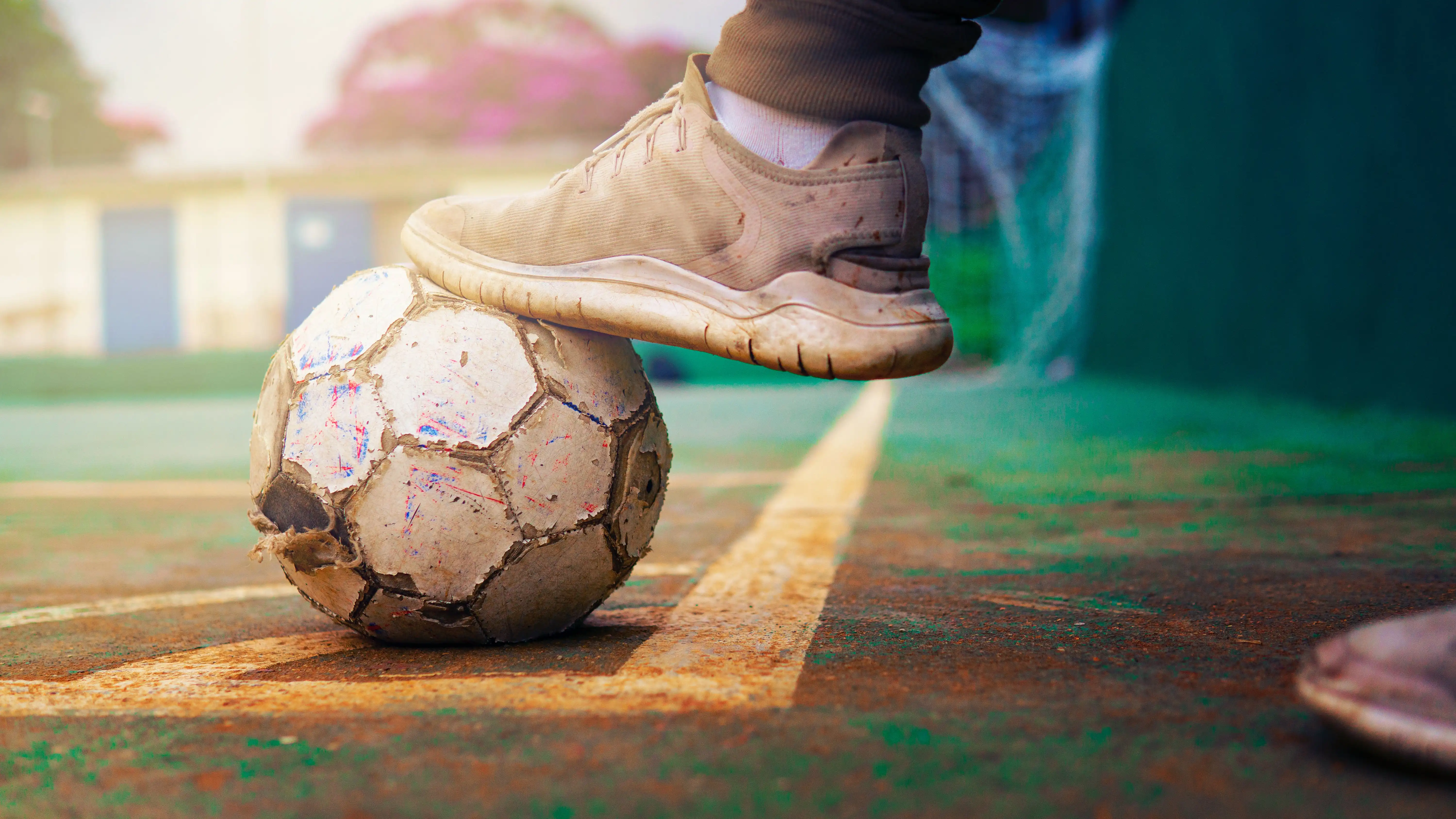 Niño jugando al fútbol en una pista Niño jugando al fútbol en una pista