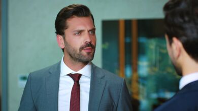 Mert teme que Yildiz sea un impedimento para lograr su objetivo… ¡Robar el dinero de la empresa!