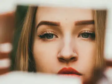 Rostro de una mujer joven Rostro de una mujer joven