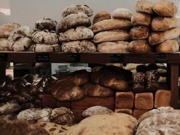 Imagen de una estantería con panes