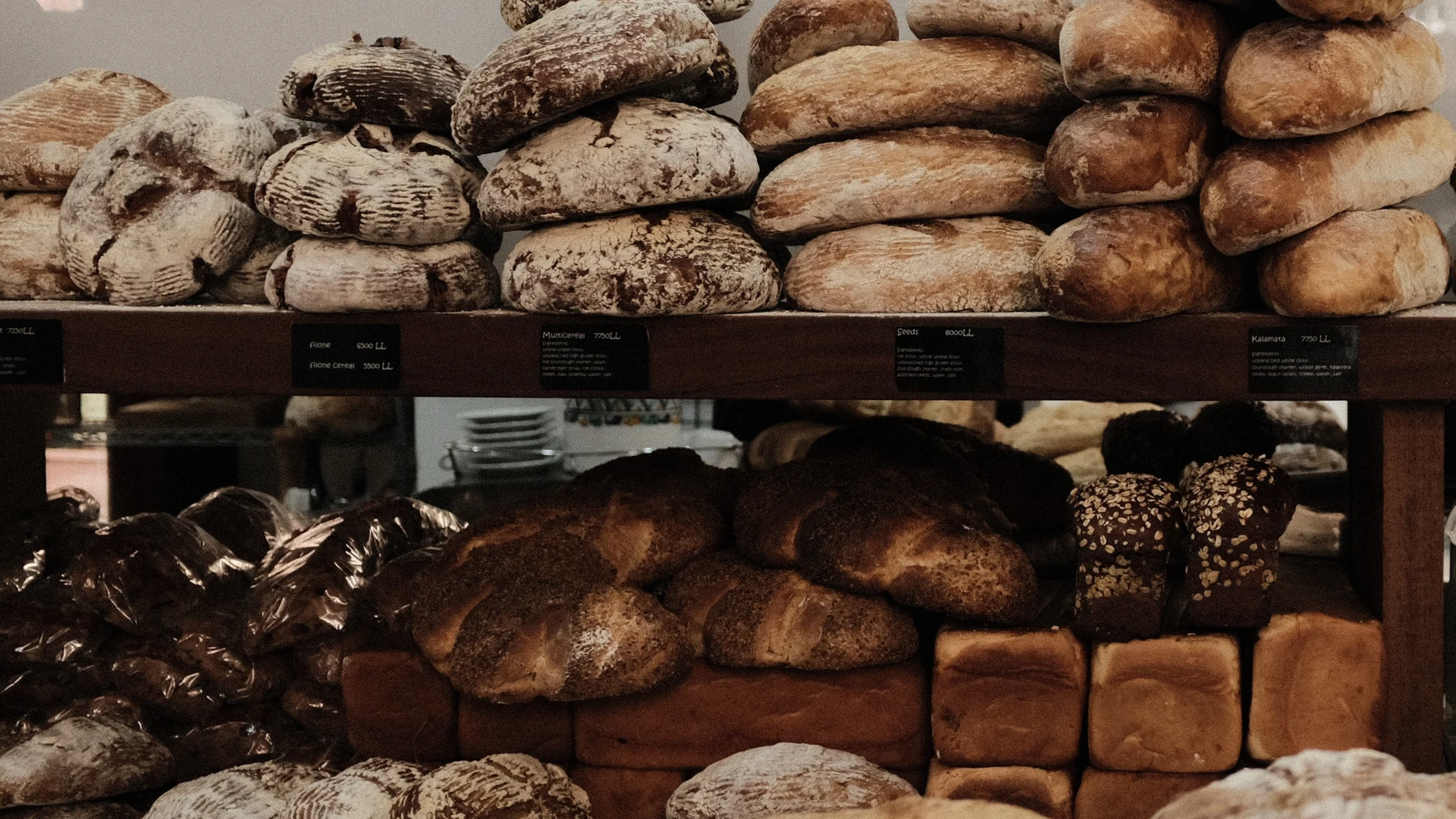 Imagen de una estantería con panes