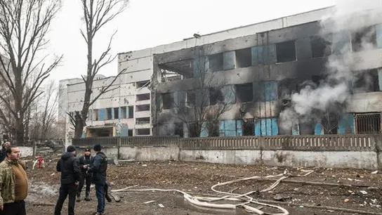Un edificio atacado en Ucrania Un edificio atacado en Ucrania