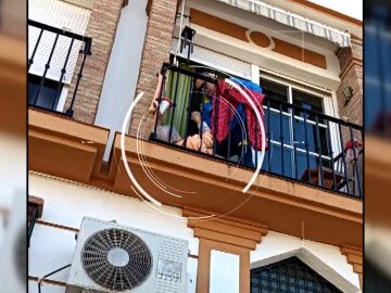 El hombre araña español salva a una anciana en su balcón: "Me gustaría saber cómo se encuentra"