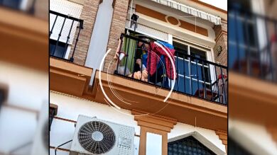 El hombre araña español salva a una anciana en su balcón: 