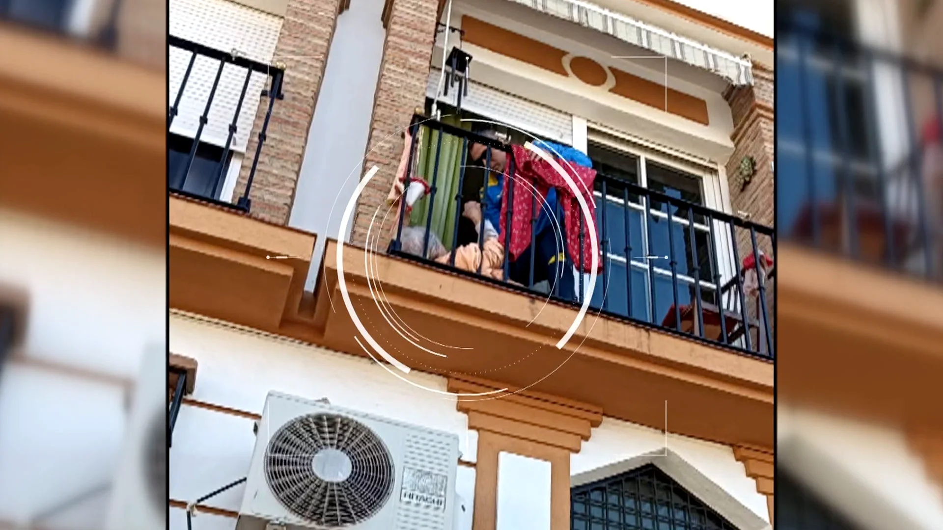 El hombre ara&ntilde;a espa&ntilde;ol salva a una anciana en su balc&oacute;n: "Me gustar&iacute;a saber c&oacute;mo se encuentra"