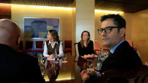 Imagen de Félix Bolaños y Cuca Gamarra durante una reunión mantenida sobre la reforma del artículo 49 de la Constitución Imagen de Félix Bolaños y Cuca Gamarra durante una reunión mantenida sobre la reforma del artículo 49 de la Constitución