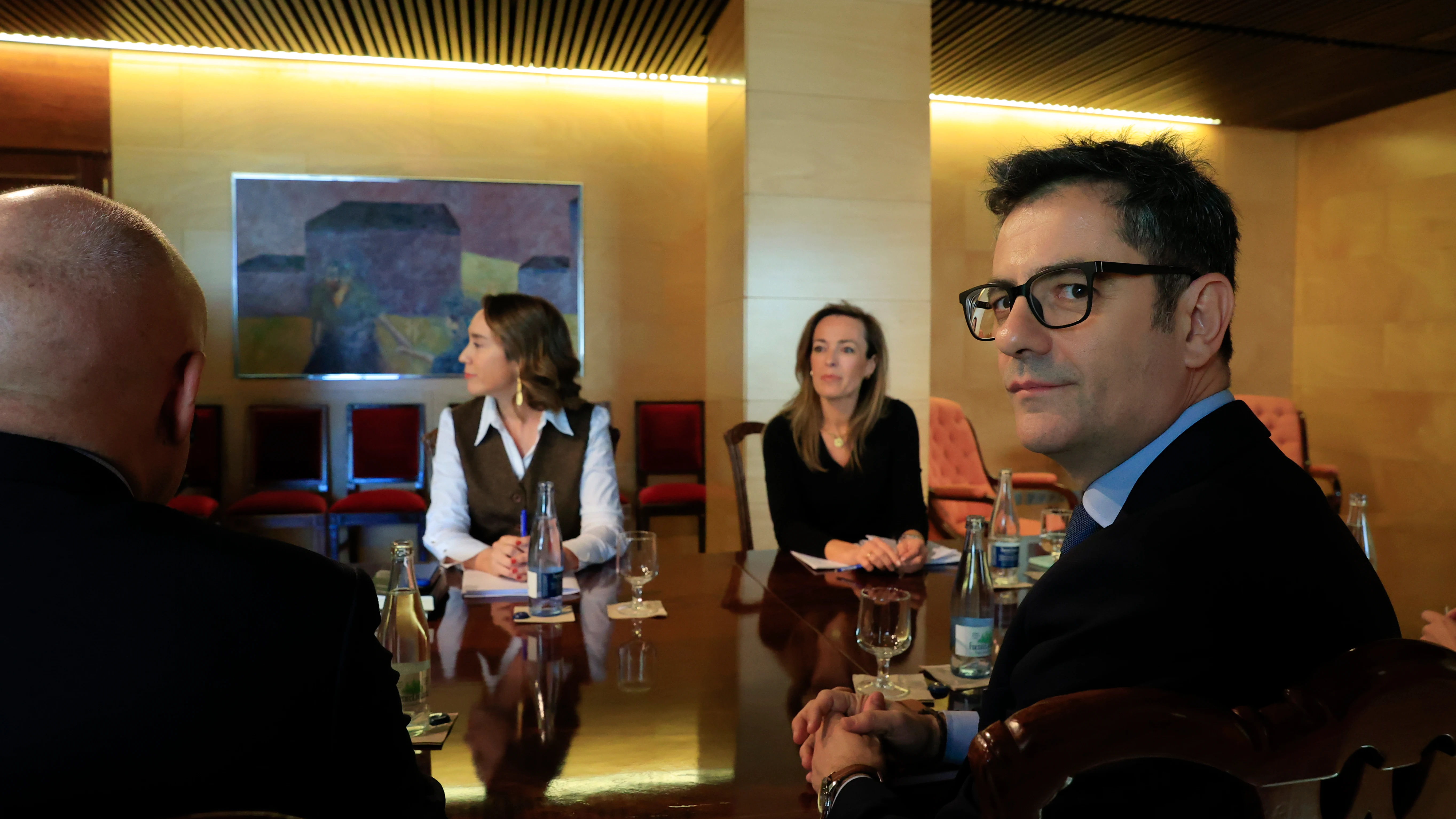 Imagen de Félix Bolaños y Cuca Gamarra durante una reunión mantenida sobre la reforma del artículo 49 de la Constitución Imagen de Félix Bolaños y Cuca Gamarra durante una reunión mantenida sobre la reforma del artículo 49 de la Constitución