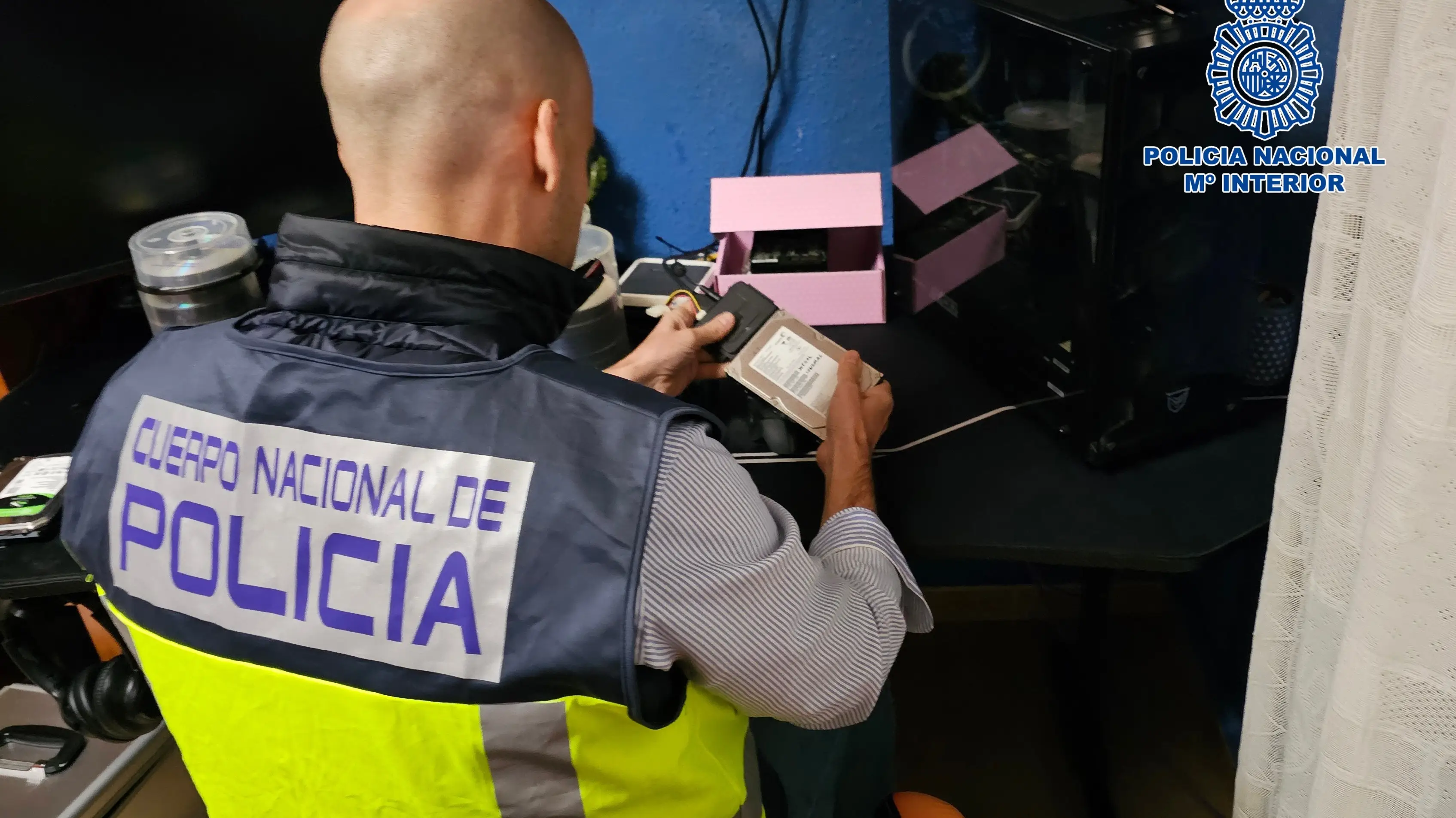 Imagen de archivo de la detención en Bargas (Toledo) de un varón en posesión de miles de archivos de pornografía infantil Imagen de archivo de la detención en Bargas (Toledo) de un varón en posesión de miles de archivos de pornografía infantil