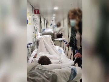 Pacientes en los pasillos del hospital de Bellvitge