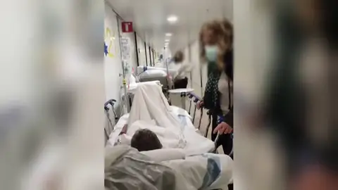 Pacientes en los pasillos del hospital de Bellvitge