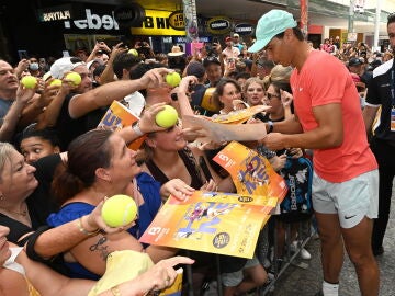 Rafa Nadal firma autógrafos en Brisbane, Australia