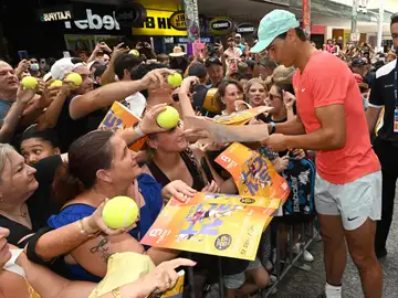 Rafa Nadal firma autógrafos en Brisbane, Australia Rafa Nadal firma autógrafos en Brisbane, Australia