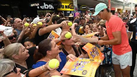 Rafa Nadal firma autógrafos en Brisbane, Australia