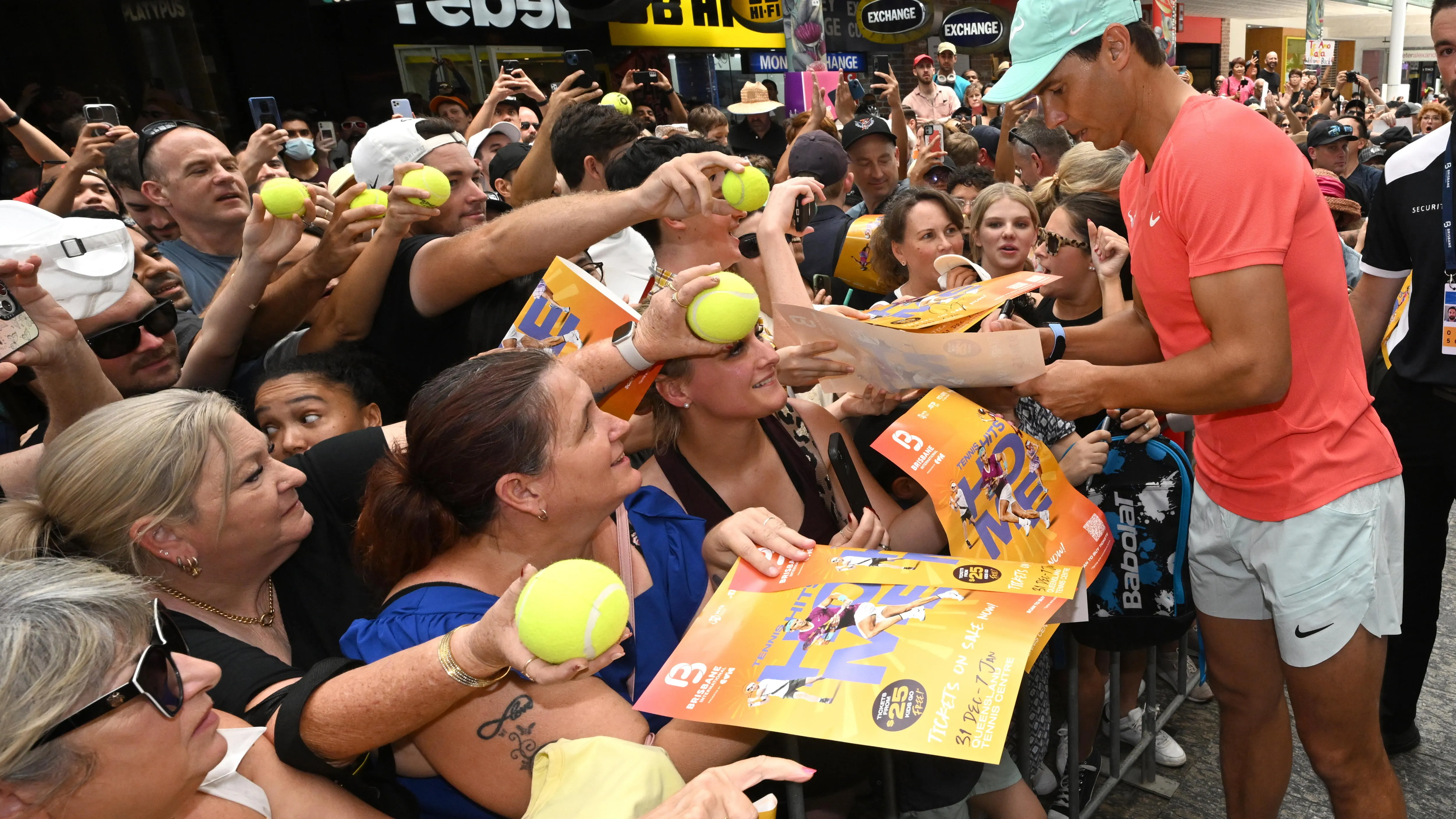 Rafa Nadal firma autógrafos en Brisbane, Australia Rafa Nadal firma autógrafos en Brisbane, Australia