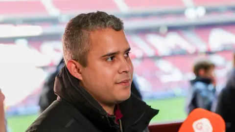 José Fernando hablando con la prensa José Fernando hablando con la prensa