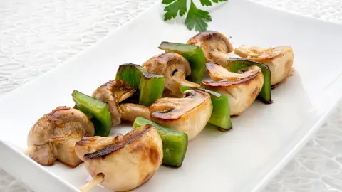 Sencillas y deliciosas: Brochetas de champiñones y pimiento Sencillas y deliciosas: Brochetas de champiñones y pimiento