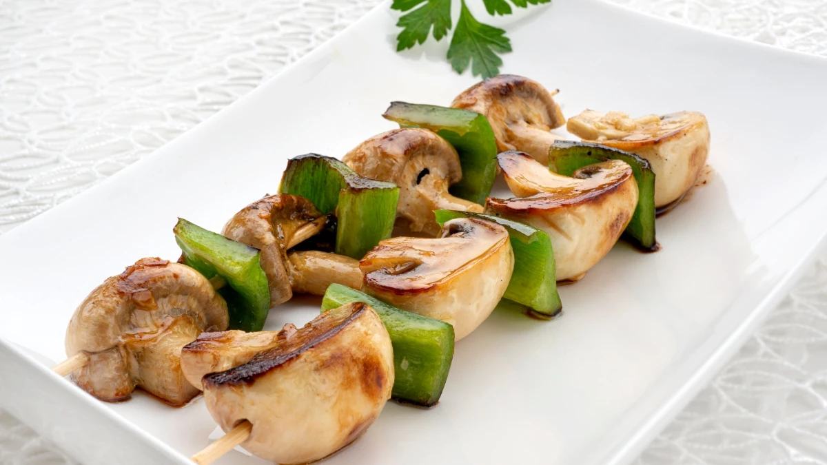 Sencillas y deliciosas: Brochetas de champi&ntilde;ones y pimiento