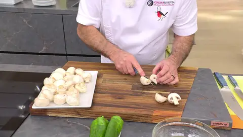 Corta los champiñones a la mitad Corta los champiñones a la mitad