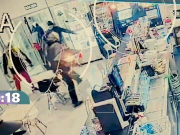 Unos ladrones se hacen con un botín de 2.000 euros en 1 minuto de asalto: "Fue un shock muy grande"