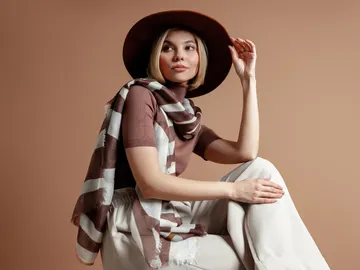 Mujer con estilo natural, clásico y elegante Mujer con estilo natural, clásico y elegante